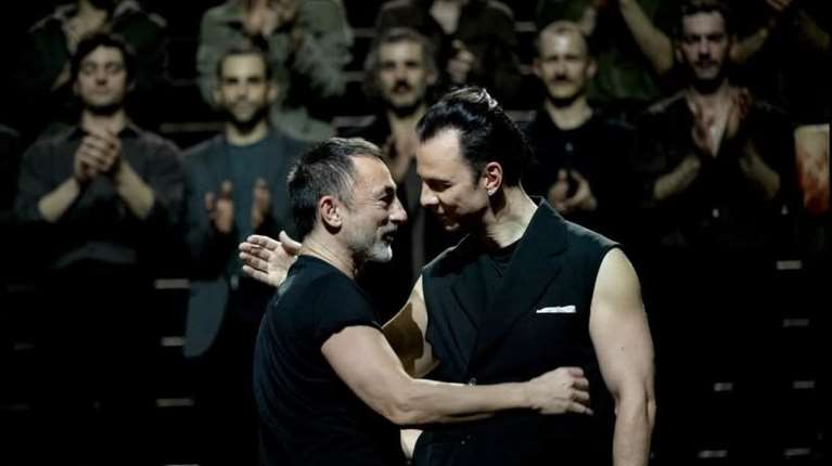 Δίχασε ΑΙ βίντεο με τον Δημήτρη Παπαϊωάννου να φιλάει στο στόμα τον μαέστρο Θεόδωρο Κουρεντζή