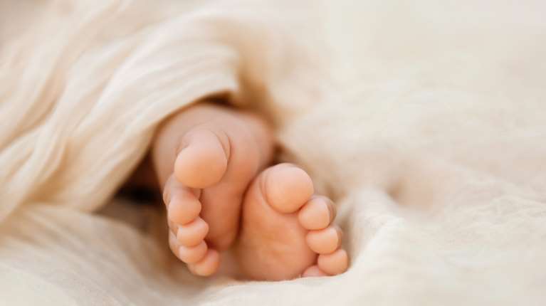 Βρέφος νοσηλεύεται με εγκαύματα από καυτό τσάι που έπεσε από δίσκο σερβιτόρας - Αεροδιακομιδή από τη Μυτιλήνη στην Αθήνα