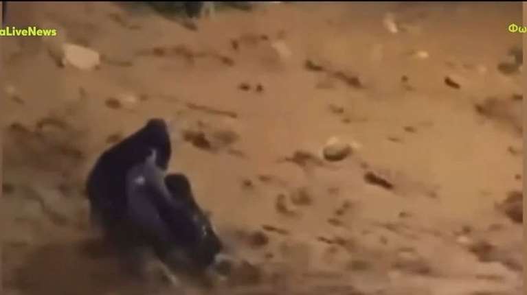 Γλυφάδα: "Την άρπαξα με δύναμη για να μη μου φύγει" - Η μαρτυρία "ήρωα" που έσωσε γυναίκα την τελευταία στιγμή