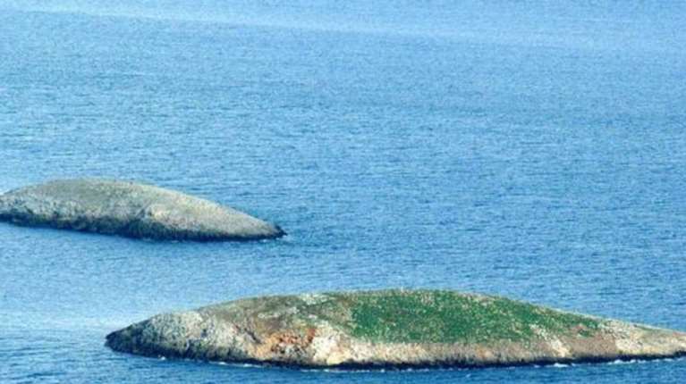 "Έχει κόκκινη σημαία και ανθρώπους σίγουρα": Η τελευταία συνομιλία του ελικοπτέρου με τη φρεγάτα πριν τη συντριβή στα Ίμια