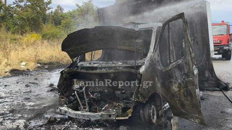 Λαμία: Φορτηγό έγινε παρανάλωμα του πυρός - Εγκατέλειψε έγκαιρα ο οδηγός [εικόνες]
