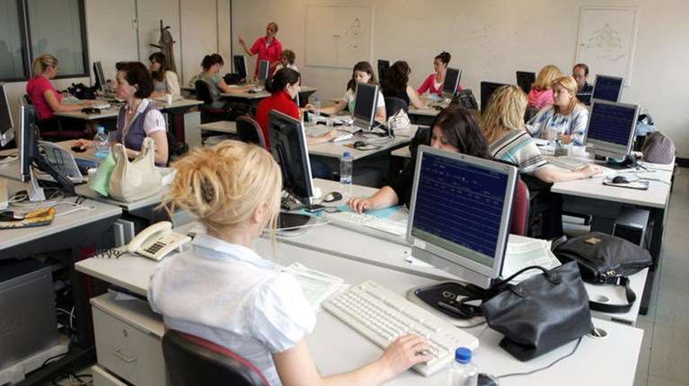 Ποιοι ασκούν βία και παρενόχληση στην εργασία: Άντρες, κυρίως 45-64 ετών και συνήθως συνάδελφοι