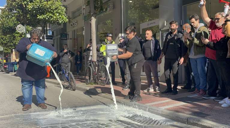 &quot;Είστε ανεπιθύμητοι στη Θεσσαλία&quot;: Οργή κτηνοτρόφων στο γραφείο Κέλλα – Έχυσαν γάλα στο δρόμο