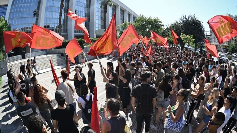 Συγκέντρωση του ΚΚΕ στον Άρειο Πάγο κατά της αποφυλάκισης των στελεχών της Χρυσής Αυγής [εικόνες]