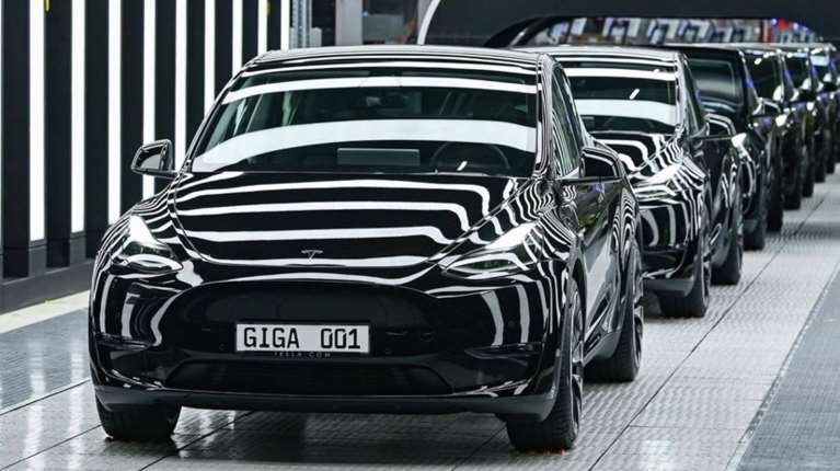 Βουτιά πωλήσεων για την Tesla και στην Ελλάδα - Γενική πτώση ταξινομήσεων στην αγορά αυτοκινήτου