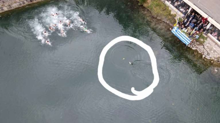 Επικό σκηνικό στην Κρήτη: Μια χήνα πρόλαβε τους ανθρώπους που έπεσαν για τον σταυρό στον Ζαρό [εικόνες]