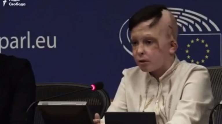 &quot;Ήταν η τελευταία φορά που είδα τη μαμά μου&quot;: Συγκλόνισε ο 11χρονος από την Ουκρανία στην ομιλία του στο Στρασβούργο