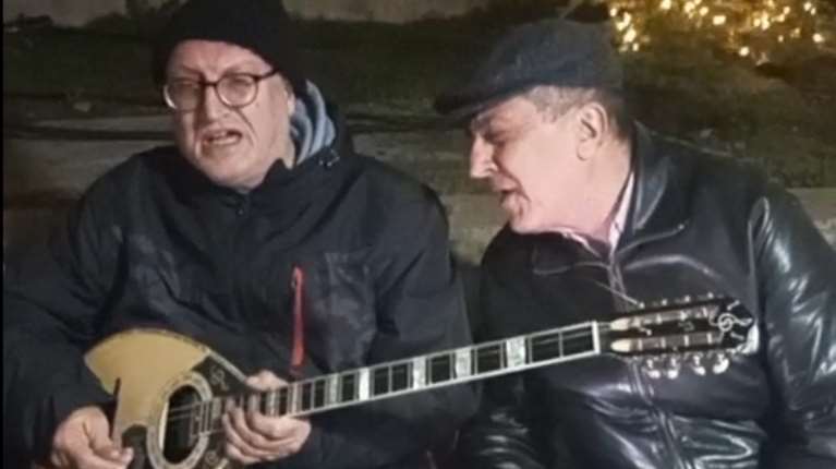 Το έριξε στο τραγούδι ο Κουρέτας: "Ερμήνευσε" στο μπλόκο των αγροτών στη Νίκαια το "Άνοιξε γιατί δεν αντέχω"