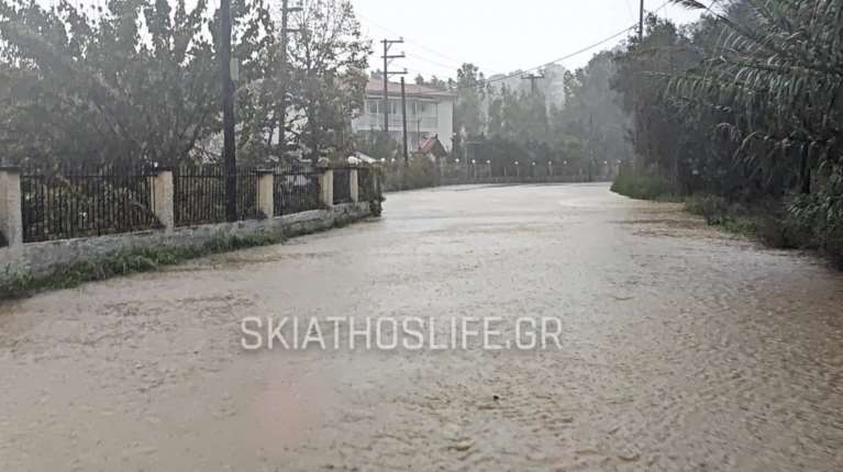 &quot;Βούλιαξε&quot; η Σκιάθος από την κακοκαιρία - Ποτάμια οι δρόμοι [Βίντεο]