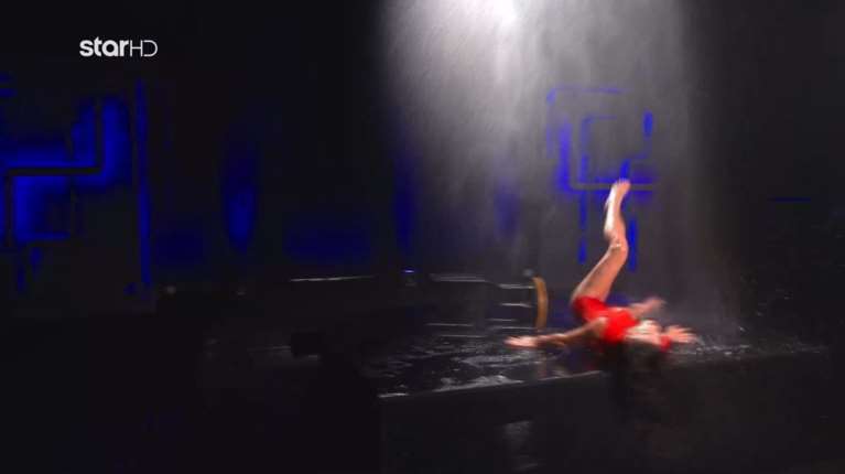 &quot;Πάγωσαν&quot; στο GNTM: Η Ειρήνη έπεσε με το κεφάλι κάτω εν μέσω φωτογράφισης [βίντεο]