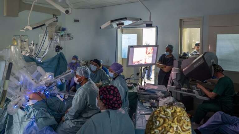 Για πρώτη φορά σε δημόσιο νοσοκομείο μεταμόσχευση ήπατος από ζώντα δότη - Χρησιμοποιήθηκε ρομποτικό σύστημα