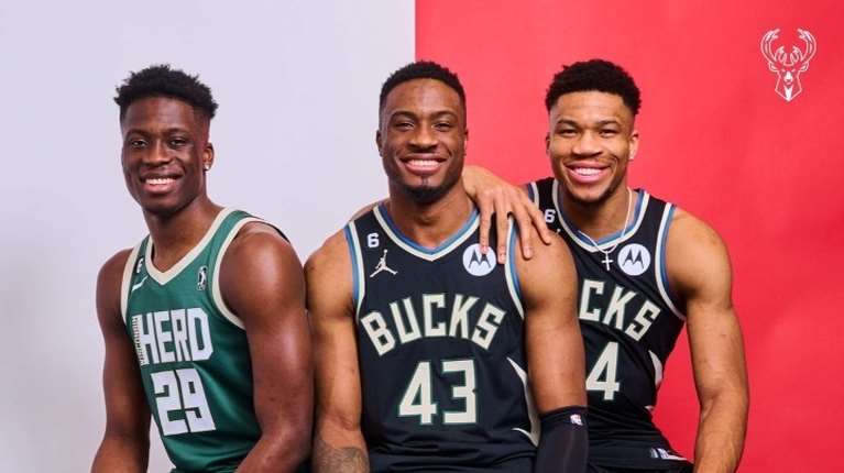 Ο Άλεξ Αντετοκούνμπο υπέγραψε two-way συμβόλαιο με τους Μπακς - Τρία αδέρφια στην ίδια ομάδα για πρώτη φορά