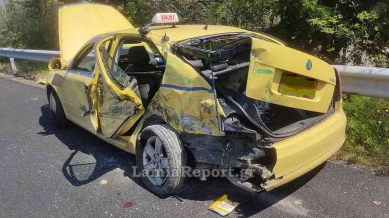 Τροχαίο στην Αθηνών - Λαμίας: Φορτηγό έπεσε πάνω σε ταξί [εικόνες]