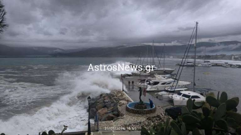 Άστρος Κυνουρίας: Η στιγμή που το τεράστιο ορμητικό κύμα παρασέρνει τον 52χρονο λιμενικό [βίντεο]