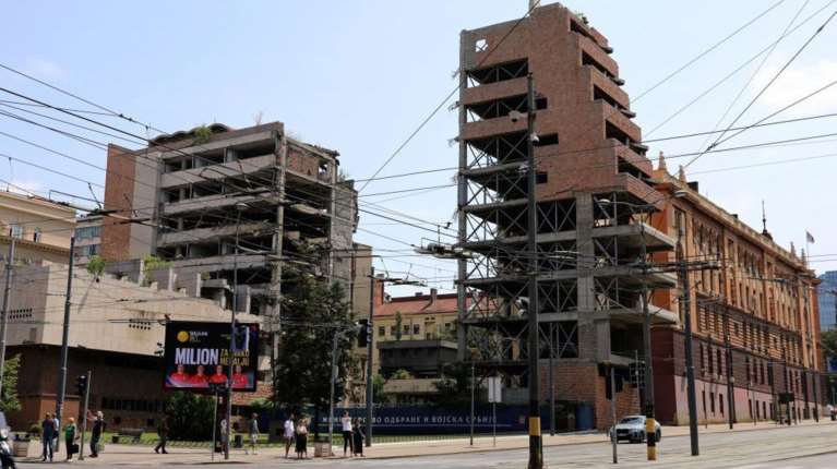 Σάλος στη Σερβία: Δίωξη στον υπουργό Πολιτισμού που πλαστογράφησε έγγραφα για τους ουρανοξύστες του Κούσνερ