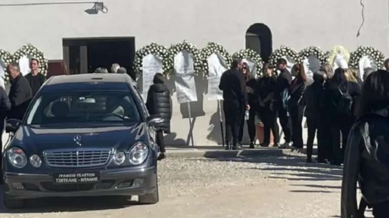 Λάρισα: Θρήνος στο τελευταίο αντίο για την 49χρονη που σκοτώθηκε στον φούρνο - Πιάστηκε το φουλάρι στο μηχάνημα