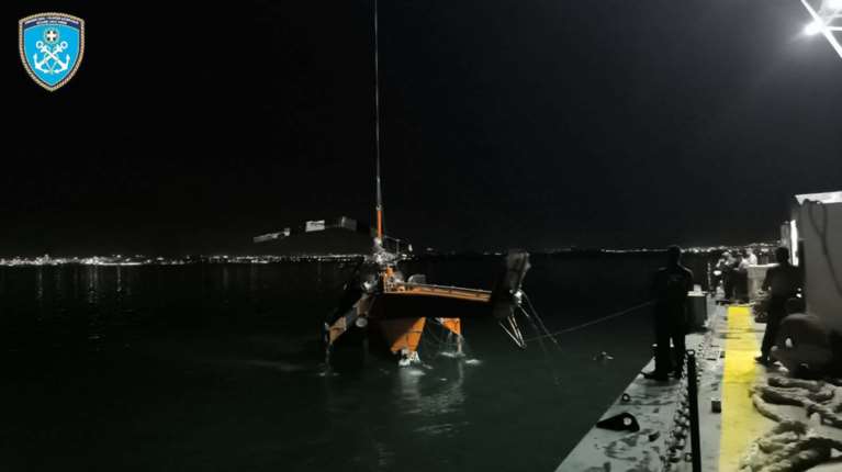 Καρέ καρέ η ανάσυρση του ελικοπτέρου στην Ελευσίνα - Μεταφέρθηκε στο λιμεναρχείο [εικόνες - βίντεο]