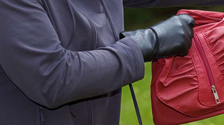 Αθήνα: Συνελήφθη 31χρονος που &quot;στρατολογούσε&quot; ανήλικες για να κλέβουν τσάντες στο κέντρο