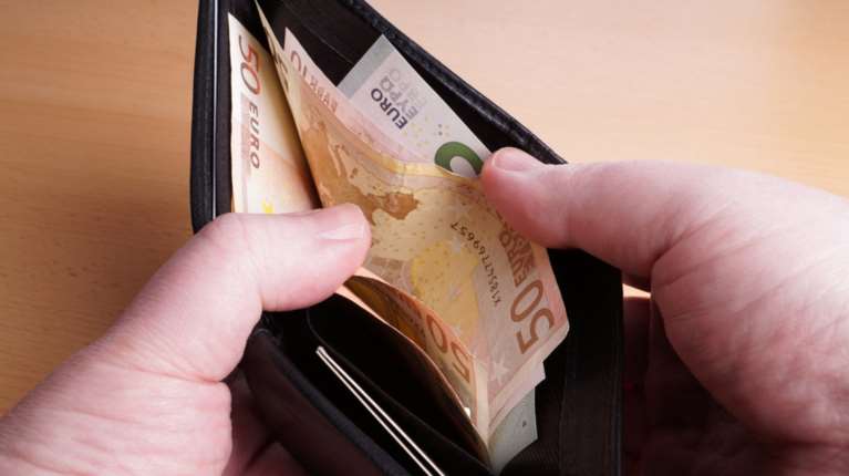 Κοζάνη: Εργαζόμενη στην καθαριότητα βρήκε για δεύτερη φορά πορτοφόλι και το παρέδωσε