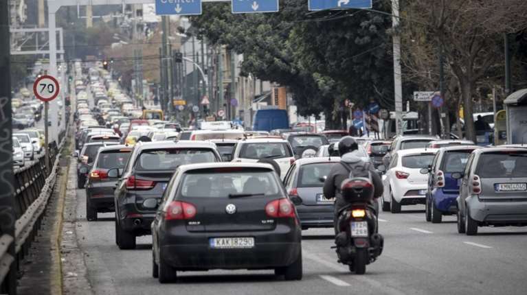 Ραβασάκια με SMS σε πάνω από 200.000 παραβάτες για απλήρωτα τέλη κυκλοφορίας και ανασφάλιστα οχήματα