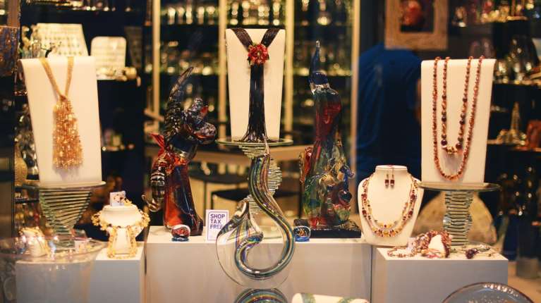 Συνελήφθη ζευγάρι αλλοδαπών για κλοπές σε κοσμηματοπωλεία - Πώς απασχολούσαν τους υπαλλήλους για να κλέψουν