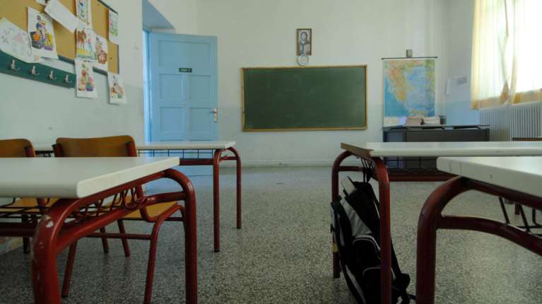 Τρίκαλα: Γιαγιά μαθητή πήγε να πάρει βαθμούς, επιτέθηκε στον διευθυντή του Γυμνασίου και κατέληξε στο τμήμα