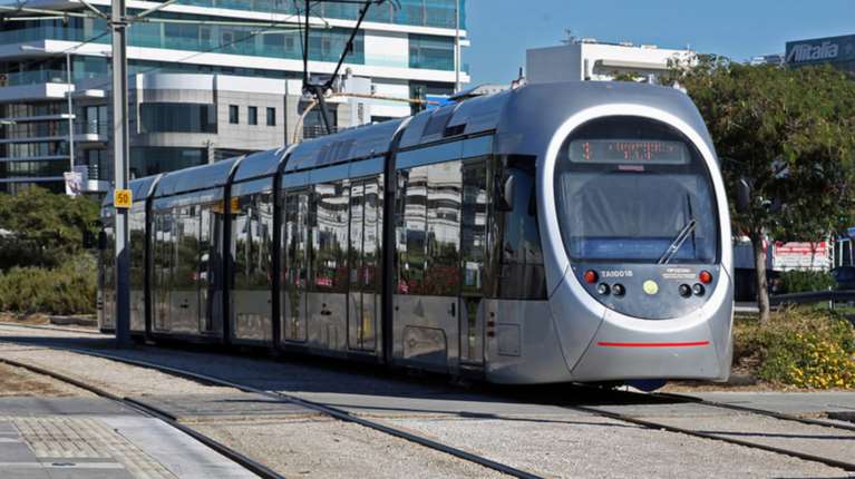 Χαμός σε τραμ στην Αθήνα: Νεαροί πετούσαν ερωτικό βοήθημα στους επιβάτες [βίντεο]