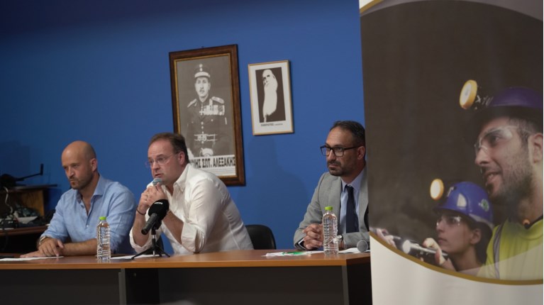 ΕΛΛΗΝΙΚΟΣ ΧΡΥΣΟΣ ΣΧΟΛΕΙΑ