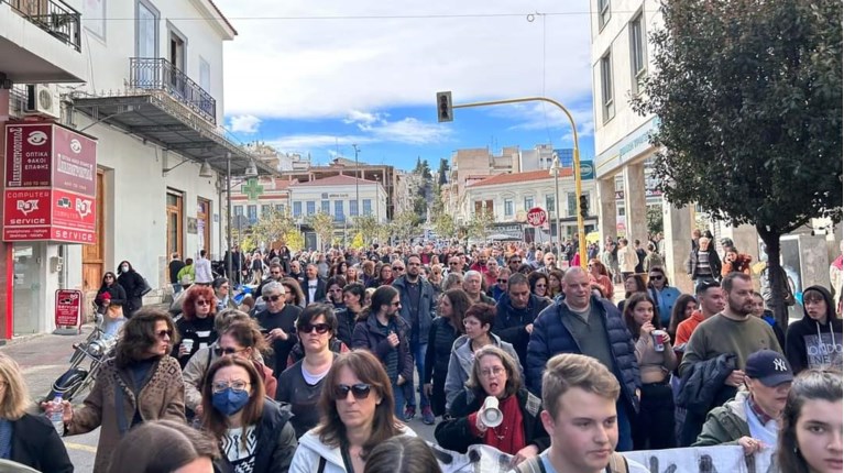 Τέμπη: Πλήθος κόσμου στην Λαμία διαδήλωσε για τα θύματα της τραγωδίας | Ελλάδα Ειδήσεις