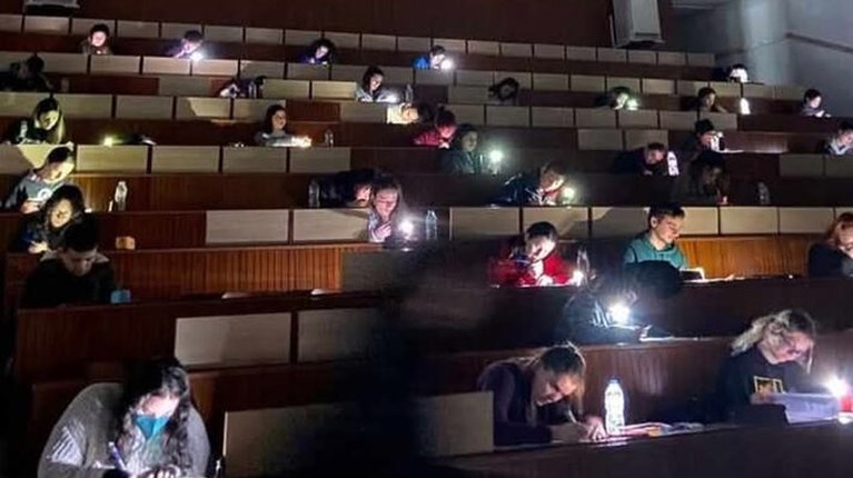 Φοιτητές στα σκοτάδια