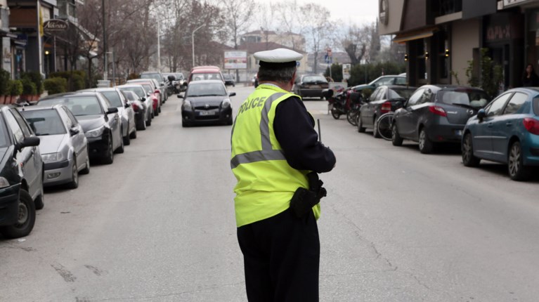Σε διαθεσιμότητα τροχονόμος που ζήτησε «προμήθεια» για να σβήσει κλήση