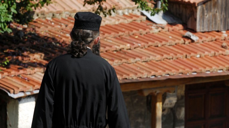 Τρίκαλα: Ο παπάς πλάκωσε στο ξύλο την παπαδιά!