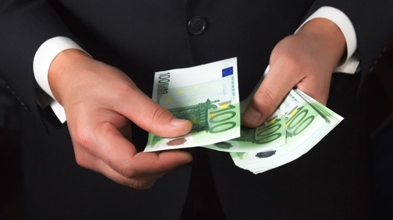 Συνελήφθη για μίζα υπάλληλος σε γραφείο πρώην υπουργού