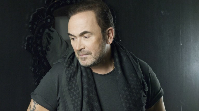 Ο Σταμάτης Γονίδης ψέλνει το «Σήμερον κρεμάται επί ξύλου»