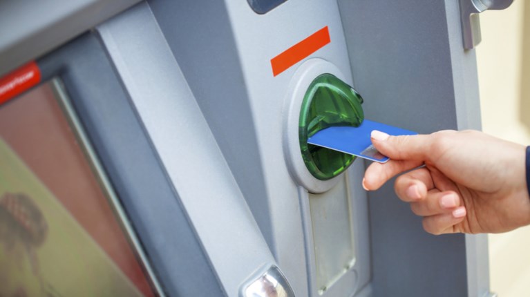 Πως να γλιτώσετε τις κάρτες σας από κλοπή στο ATM