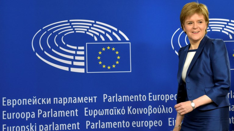 Μετά τον Κάμερον ο Γιούνκερ βλέπει την Νίκολα Στέρτζον