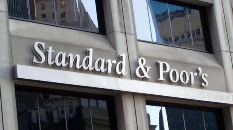 Αναβάθμισε τις 4 συστημικές τράπεζες η Standard & Poor’s