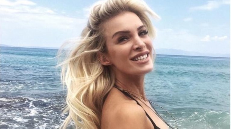 Δείτε το... «φυσικό look» της Κατερίνας Καινούργιου στην παραλία