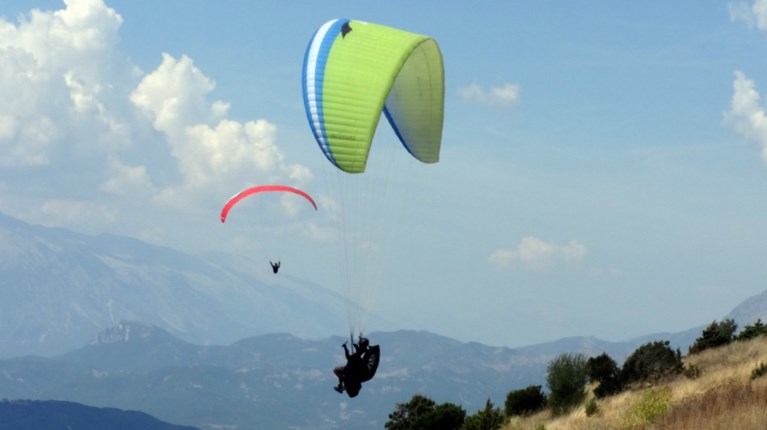 Ένα μοναδικό θέαμα πάνω από την χαράδρα του Αώου με αλεξίπτωτα πλαγιάς