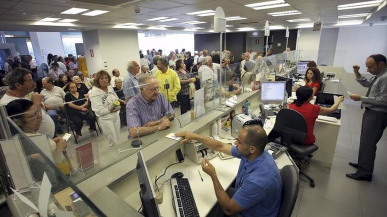 Πέφτει πάλι στο τραπέζι η πρόταση για χαράτσι στις τραπεζικές συναλλαγές