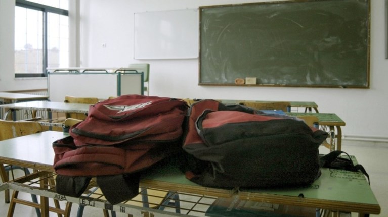 Φόβος και τρόμος ομάδα νεαρών - Γρονθοκοπεί μαθητές γυμνασίου