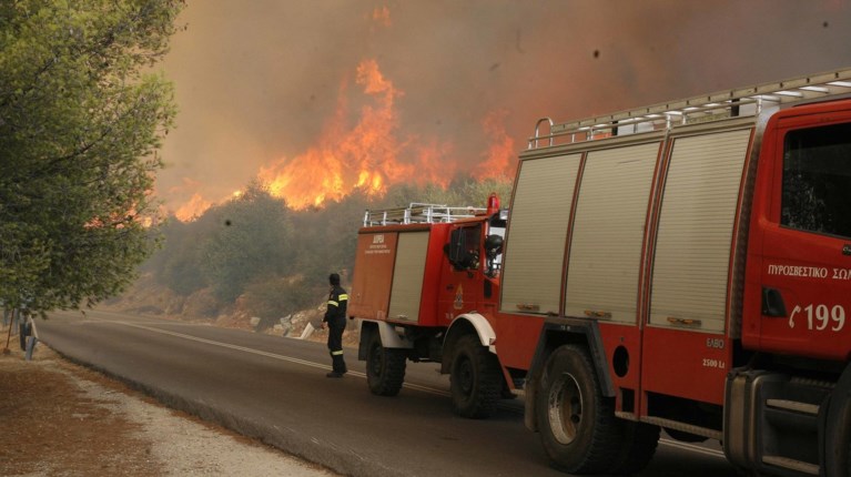 Σε εξέλιξη πυρκαγιά σε χαμηλή βλάστηση στη Νέα Μάκρη