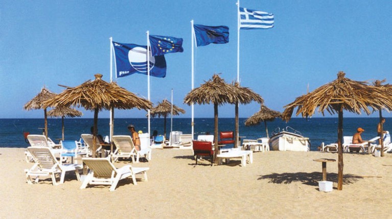 Αφαιρέθηκαν οι «Γαλάζιες Σημαίες» από 38 ελληνικές ακτές