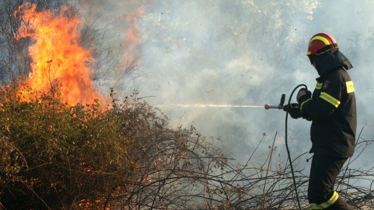 Σύλληψη 2 εμπρηστών για 13 φωτιές σε Νίκαια και Κορυδαλλό