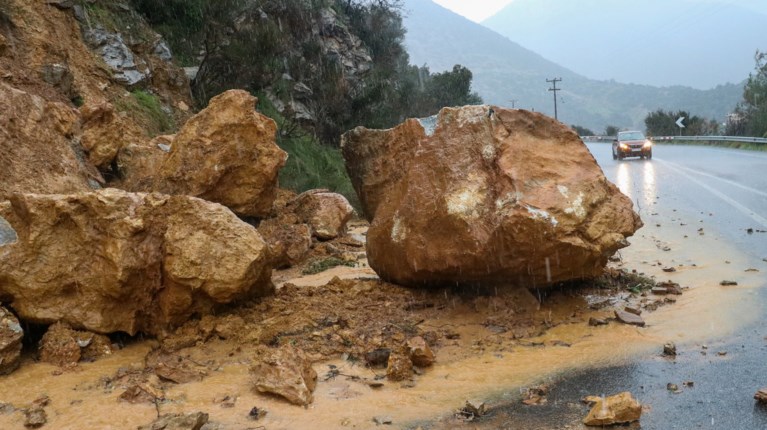 Ρέθυμνο: Κίνδυνος στου δρόμους μετά από ενεργή κατολίσθηση