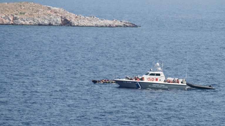 Στα ανοικτά της Πάργας εντοπίστηκε σκάφος με μετανάστες