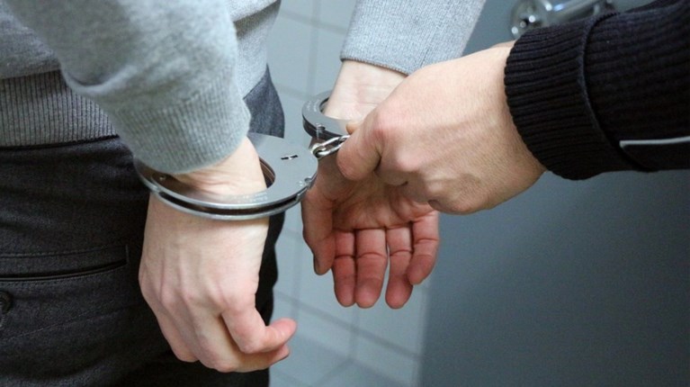 ΗΠΑ: Αφαίρεσε τα όπλα του βίαιου άντρα της και την κατηγορούν για ...κλοπή