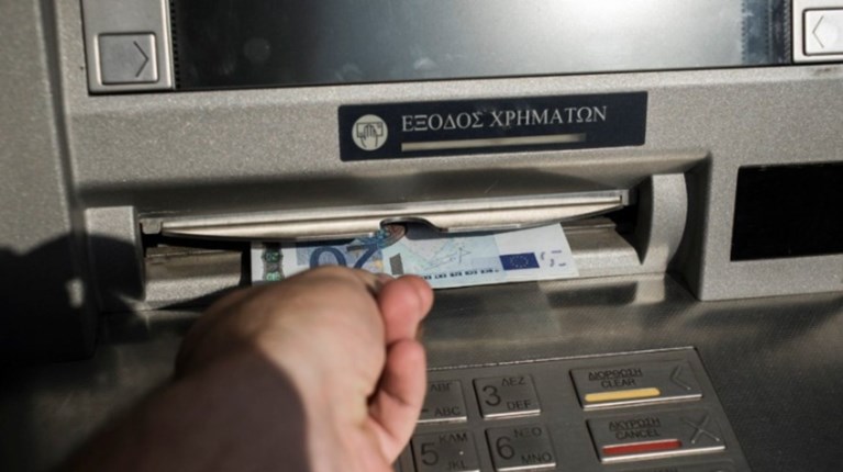 Από σήμερα χαράτσι ως 3 ευρώ για ανάληψη από ΑΤΜ άλλης τράπεζας