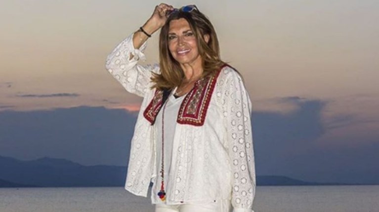 Η Μιμή Ντενίση στα 66 της φορά μαγιό και ποζάρει χωρίς ρετούς