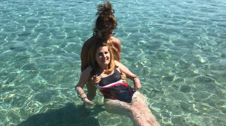 Συγκίνηση για τη Μυρτώ: Έκανε το πρώτο μπάνιο στη θάλασσα μετά από 7 χρόνια